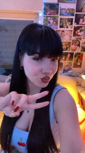 Elodie OnlyFans unga 4